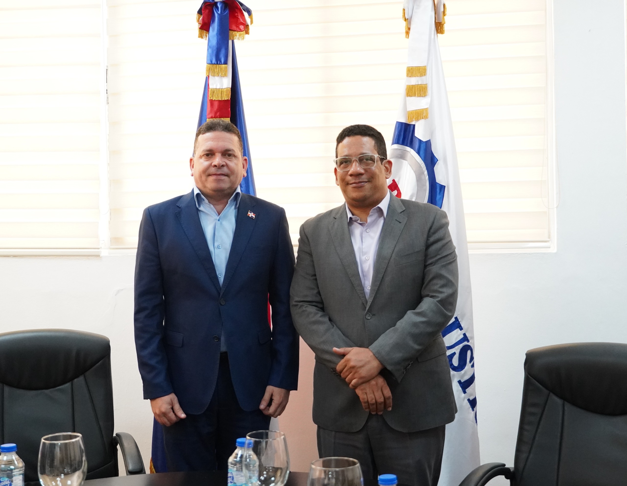 Director de Proindustria sostiene encuentro con director de Compras y Contrataciones durante taller de formación